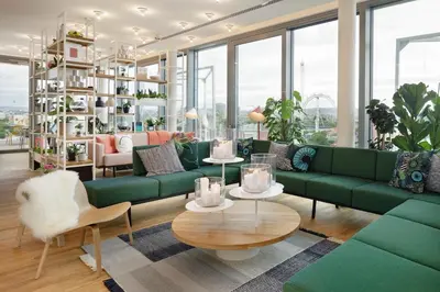 Ein Sitzbereich in der Unterkunft Zoku Vienna