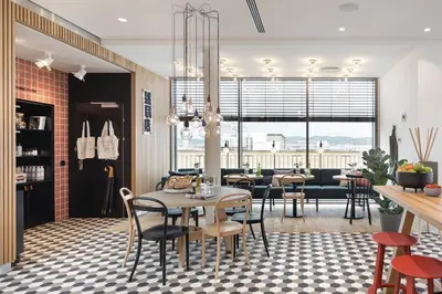 Ein Restaurant oder anderes Speiselokal in der Unterkunft Zoku Vienna