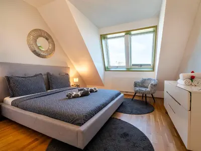 Ein Bett oder Betten in einem Zimmer der Unterkunft Premium Duplex 2BR for 6 with Balcony near City Museums Metro U3 U2