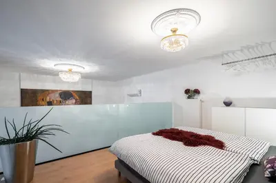 Ein Bett oder Betten in einem Zimmer der Unterkunft The Kiss - Luxuriöses City Loft am Naschmarkt