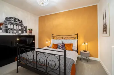 Ein Bett oder Betten in einem Zimmer der Unterkunft The Kiss - Luxuriöses City Loft am Naschmarkt