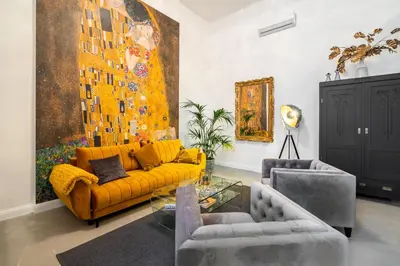 Ein Sitzbereich in der Unterkunft The Kiss - Luxuriöses City Loft am Naschmarkt