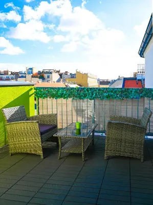 Ein Balkon oder eine Terrasse in der Unterkunft Modern Suite Naschmarkt