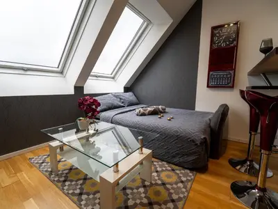 Ein Bett oder Betten in einem Zimmer der Unterkunft Modern Attic Apartment with Air conditioning near City Center