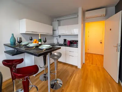 Küche/Küchenzeile in der Unterkunft Modern Attic Apartment with Air conditioning near City Center