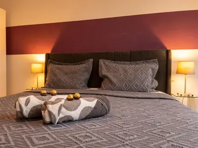 Ein Bett oder Betten in einem Zimmer der Unterkunft Modern Attic Apartment with Air conditioning near City Center