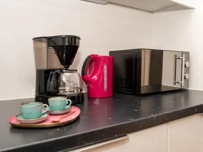 Kaffee-/Teezubehör in der Unterkunft Modern Attic Apartment with Air conditioning near City Center