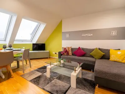 TV/Unterhaltungsangebot in der Unterkunft Rooftop Apartment for 6, Air Conditioning, Rooftop Terrace, by Metro