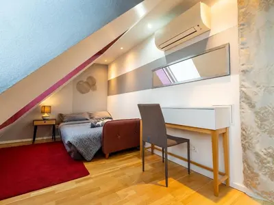 Ein Sitzbereich in der Unterkunft Rooftop Apartment for 6, Air Conditioning, Rooftop Terrace, by Metro