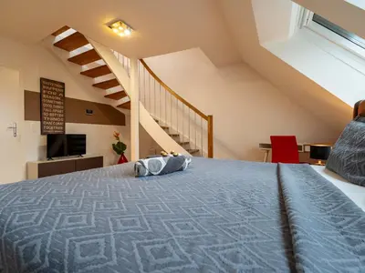 Ein Bett oder Betten in einem Zimmer der Unterkunft Rooftop Apartment for 6, Air Conditioning, Rooftop Terrace, by Metro