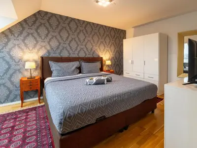 Ein Bett oder Betten in einem Zimmer der Unterkunft Rooftop Apartment for 6, Air Conditioning, Rooftop Terrace, by Metro U3