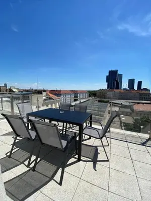 Ein Balkon oder eine Terrasse in der Unterkunft Rooftop Apartment for 6, Air Conditioning, Rooftop Terrace, by Metro U3