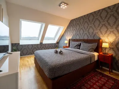 Ein Bett oder Betten in einem Zimmer der Unterkunft Rooftop Apartment for 6, Air Conditioning, Rooftop Terrace, by Metro U3