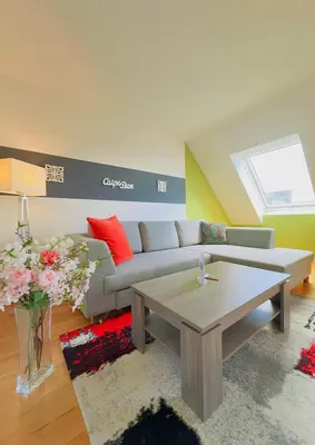 Ein Sitzbereich in der Unterkunft Rooftop Apartment for 6, Air Conditioning, Rooftop Terrace, Metro U3