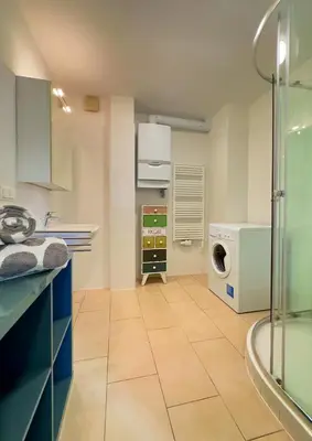 Ein Badezimmer in der Unterkunft Rooftop Apartment for 6, Air Conditioning, Rooftop Terrace, Metro U3
