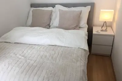 Ein Bett oder Betten in einem Zimmer der Unterkunft New cozy Apartment, Top location, 12 min to center