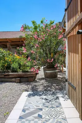 Ein Garten an der Unterkunft GMOAHOUSE