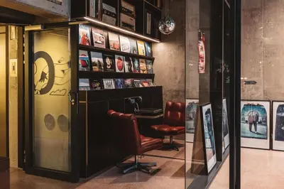 Die Bibliothek im Hotel