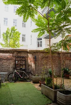 Ein Garten an der Unterkunft The Beautiful Italian Suit