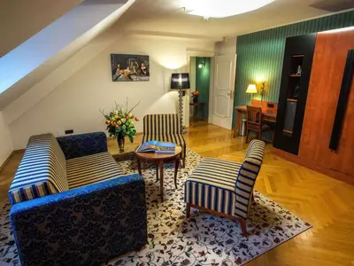 Ein Sitzbereich in der Unterkunft Mercure Grand Hotel Biedermeier Wien