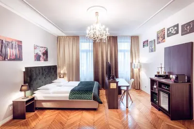 Ein Bett oder Betten in einem Zimmer der Unterkunft BoutiqueHOTEL Donauwalzer