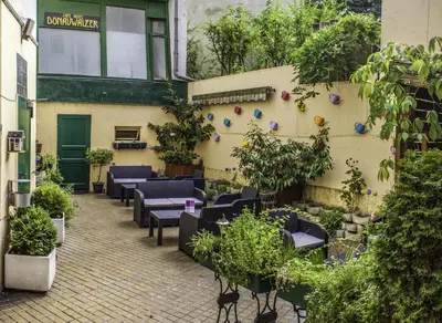 Ein Garten an der Unterkunft BoutiqueHOTEL Donauwalzer