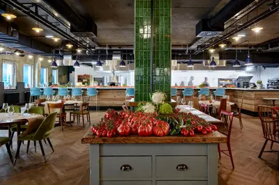 Ein Restaurant oder anderes Speiselokal in der Unterkunft Max Brown Hotel 7th District, part of Sircle Collection