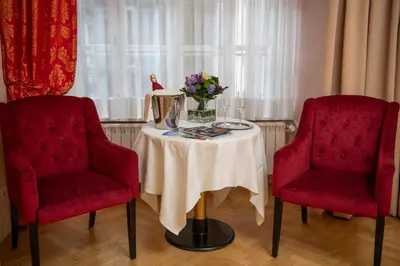 Ein Sitzbereich in der Unterkunft Pertschy Palais Hotel