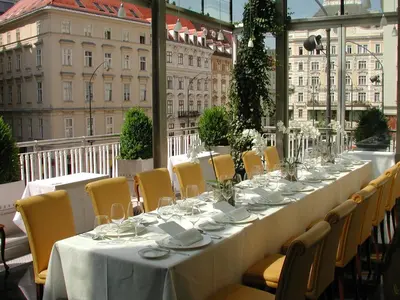 Ein Restaurant oder anderes Speiselokal in der Unterkunft Hotel Ambassador