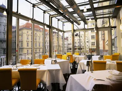 Ein Restaurant oder anderes Speiselokal in der Unterkunft Hotel Ambassador