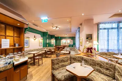 Ein Sitzbereich in der Unterkunft Hotel Pension Baronesse