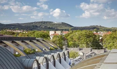 Ein allgemeiner Bergblick oder ein Berglick von des Aparthotels aus