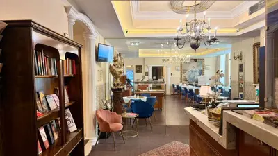Ein Sitzbereich in der Unterkunft Hotel Pension Excellence