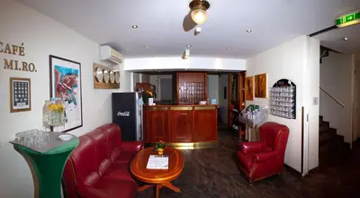 Ein Sitzbereich in der Unterkunft Suite Hotel 900 m zur Oper