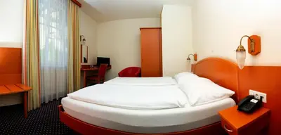 Ein Bett oder Betten in einem Zimmer der Unterkunft Suite Hotel 900 m zur Oper