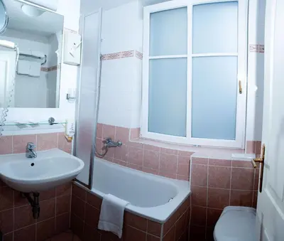 Ein Badezimmer in der Unterkunft Suite Hotel 900 m zur Oper