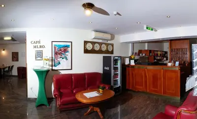 Ein Sitzbereich in der Unterkunft Suite Hotel 900 m zur Oper