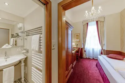 Ein Bett oder Betten in einem Zimmer der Unterkunft Hotel Stefanie - VIENNA'S OLDEST HOTEL