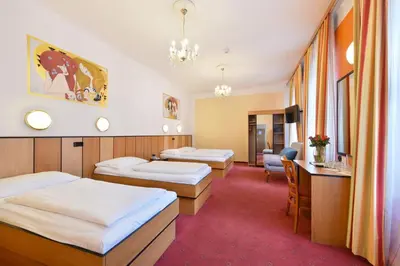 Ein Bett oder Betten in einem Zimmer der Unterkunft Garten- und Kunsthotel Gabriel City