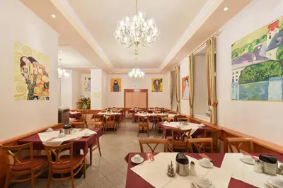 Ein Restaurant oder anderes Speiselokal in der Unterkunft Garten- und Kunsthotel Gabriel City