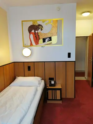 Ein Bett oder Betten in einem Zimmer der Unterkunft Garten- und Kunsthotel Gabriel City