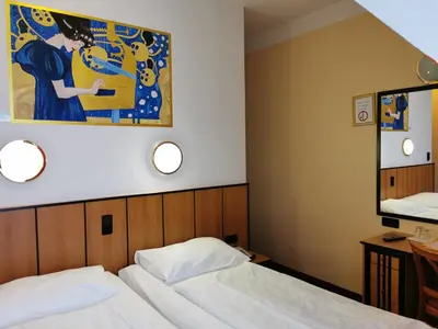 Ein Bett oder Betten in einem Zimmer der Unterkunft Garten- und Kunsthotel Gabriel City