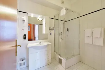Ein Badezimmer in der Unterkunft Garten- und Kunsthotel Gabriel City