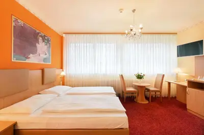 Ein Bett oder Betten in einem Zimmer der Unterkunft Garten- und Kunsthotel Gabriel City