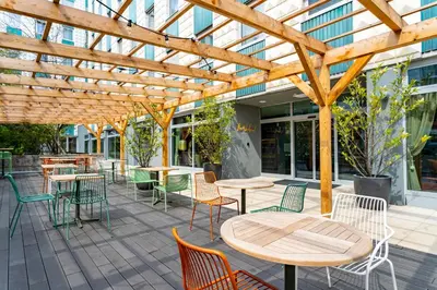 Ein Restaurant oder anderes Speiselokal in der Unterkunft The Weekend Hotel