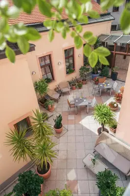 Ein Garten an der Unterkunft Hotel Lucia
