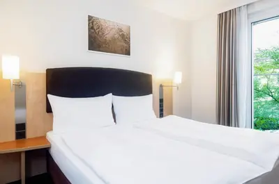 Ein Bett oder Betten in einem Zimmer der Unterkunft IntercityHotel Wien