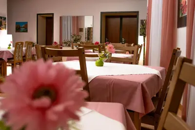 Ein Restaurant oder anderes Speiselokal in der Unterkunft Pension Hotel Mariahilf