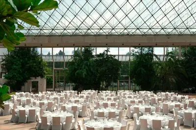 Ein Restaurant oder anderes Speiselokal in der Unterkunft Eventhotel Pyramide