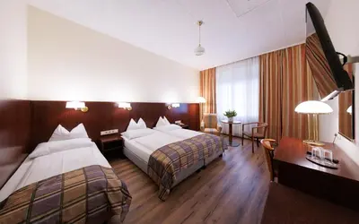 Ein Bett oder Betten in einem Zimmer der Unterkunft Continental Hotel-Pension